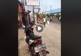 Ngamuk Saat Ditilang Polisi, Bocah 17 Tahun Ini Nekat Bakar Motornya Sendiri!