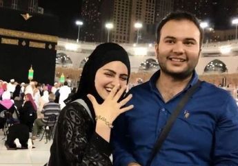 Melamar Kekasih di Depan Kabah, Lelaki Ini Tuai Kontroversi di Media Sosial. Pantaskah Lamaran Digelar di Tempat Suci Umat Muslim Itu?