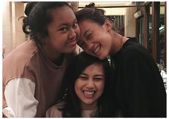 Kompaknya Gaya Formal Anak Tora Sudiro, Nayyara & Nabila Sudiro Bareng Sang Mama!