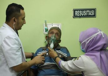 Tergolek Lemah Memakai Masker Oksigen di Rumah Sakit, Lansia Ini Jadi Salah Satu Korban Karhutla. Foto-foto Ini Ungkap Betapa Bahayanya Kabut Asap
