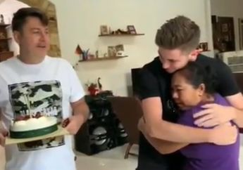 Momen Haru Saat Bule Berlogat Jawa Beri Kue Kejutan Ulang Tahun kepada ARTnya yang Sudah Bekerja Puluhan Tahun: Ojo Nangis Mbok