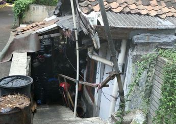 Biarpun Kesulitan Akses Air Bersih, Perempuan Paro Baya Ini Tetap Ngotot Pertahankan Rumah Warisan Leluhur yang Dikelilingi Tower Apartemen Mewah