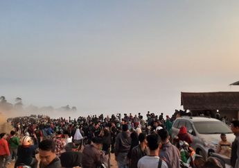 Penasaran dengan Panorama Indah Negeri di Atas Awan, Wisatawan Mengular dari Kaki Gunung Luhur. Foto-foto Lautan Manusia Ini Bikin Kita Sesak Dada