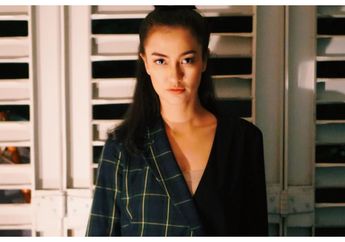 Bintangi Film Garapan Sutradara MV Selena Gomez, Atiqah Hasiholan Pamer Main Alat Musik Sape Khas Suku Dayak