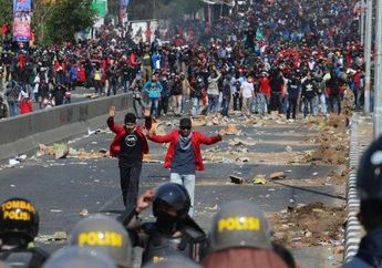 Viral Video Kericuhan Demo Mahasiswa di Makassar, Pot Bunga Hingga Motor yang Terparkir di Pinggir Jalan Banyak yang Rusak