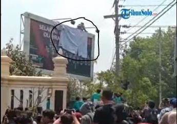 Aksi Oknum Mahasiswa Nekat Panjat Baliho Kantor DPRD Solo, Tutup Foto Anggota DPRD dengan Spanduk Aspirasi, Pendemo : Tak Pantas Fotonya Ada di Sana!