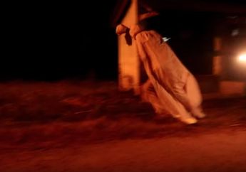 Nangkring di Pinggir Jalan Malam-malam, 5 Pocong Diringkus Polisi karena Tak Bisa Lari, Ternyata Cuma Bocah SMP yang Ngeprank!