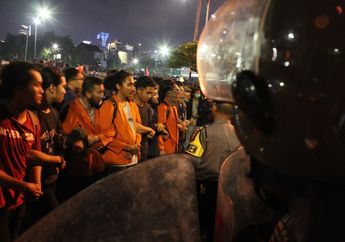 Tak Ingin Reformasi Dikebiri, Mahasiswa Berbagai Daerah Gelar Aksi Turun ke Jalan. Bahkan, Mereka Dapat Dukungan Dana dari Warga Pakai Cara Ini...