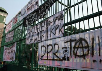Begini Aksi Kritik Mahasiswa Kekinian Turun ke Jalan, Bawa Poster dan Spanduk yang Isinya Malah Justru Mengibur Kita. Lihat Foto-fotonya yang Bikin Kita Tersenyum