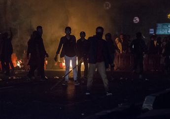 Kerusuhan Pecah dalam Aksi Mahasiswa di Bandung, Polisi Tuding Dalangnya Adalah Anarko Sindikalis. Siapakah Mereka Itu? Lihat Foto-foto Aksi Mahasiswa Di Sana