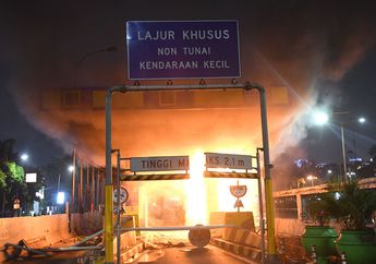 Di DPR Aksi Mahasiswa Berujung Rusuh, Apa Alasan Fahri Hamzah Sebut Pelaku Kerusuhan Bukan dari Kalangan Mahasiswa? Lihat Foto-foto Kekacauan yang Bikin Kita Cemas Itu