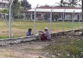 Viral! Demi Terus Bersama Sang Cucu, Seorang Nenek Rela Setiap Hari Antar Makanan Ke Sekolah Meski Harus Terpisah Pagar Besi!