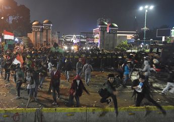 Bikin Gaduh Warga Twitter, Apakah Ananda Badudu Ditangkap Polisi Gara-gara Kumpulkan Uang Buat Aksi Mahasiswa? Begini Sosok Cucu Ahli Bahasa Kita Itu
