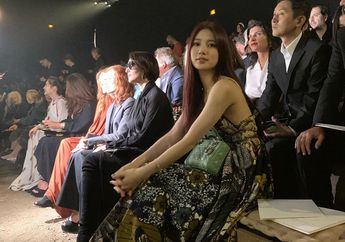 Tampil dengan Dress Batik di Acara Dior Spring 2020, Suzy Lebih Elegan & Charming!