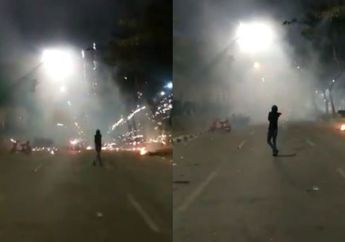 Viral Video Seorang Pria Nekat Tembakkan Petasan ke Arah Polisi Seorang Diri, Pelaku Ternyata Bukan Mahasiswa Pendemo