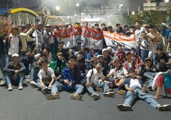 Buktikan Itikad Baiknya di Depan Publik, Pelajar STM Salami Sambil Cium Tangan Anggota TNI Saat Sedang Jaga Demo, Tak Ingin Dicap Barbar Saat Turun ke Jalan