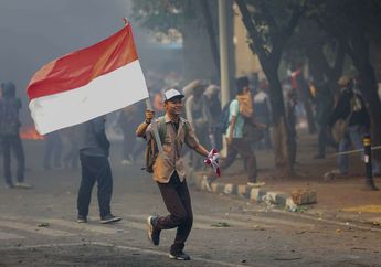 Fotografer Ini Kisahkan Karyanya Sewaktu Meliput Aksi Pelajar yang Jadi Viral di Media Sosial. Anak Sekolah Itu Sorak Sorai Saat Gas Air Mata Ditembakkan!