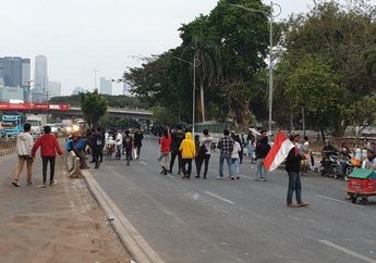 Geger Demo Anak Punk di Depan Gedung DPR Minta Denda Bagi Gelandangan Dicabut, Gelisah hingga Sampaikan Penolakan: Ini Pasal Karet dan Sangat Ngawur!