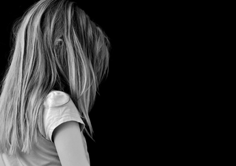 Seorang Ibu Bercucuran Air Mata Mendengar Suara Anaknya, Mencoba Memeluk Putrinya yang Telah Lama Meninggal Lewat Teknologi VR, Sang Anak: Ibu, Aku Terlihat Cantik Kan?