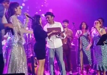 Dapat Kejutan Kue Ulang Tahun Saat Konser, Glenn Fredly Pamer Kemesraan Cium Istri Baru di Atas Panggung