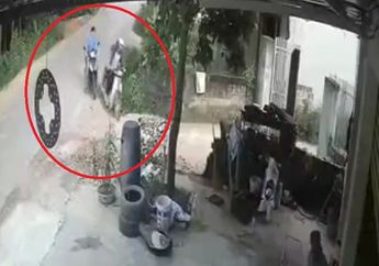 Emak-Emak Kendarai Skutik Santuy Sein Kanan Belok Kiri, Nggak Nyangka Ending Pemotor Disebelahnya