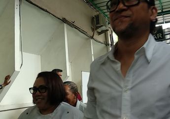Jalani Sidang Perdana, Nunung dan Iyan Sambiran Tebar Senyuman Sambil Pegangan Tangan