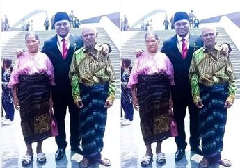 Kontras Dengan yang Beristri 3, Orang Tua Anggota DPR Ini Dampingi Anaknya Dilantik Pakai Sendal Jepit! Warganet: 'Siapa yang Ngiris Bawang Nih?'