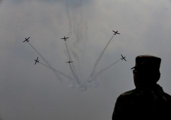 Deretan Foto Akrobatik Pesawat Tempur TNI yang Bikin Penasaran Warga Ibu Kota