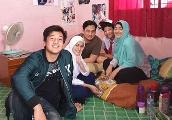 Sekeluarga Main Satu Sinetron yang Sama, Artis Ini Sukses Miliki Rumah Mewah dengan Dapur yang Wow Banget!