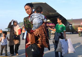 Cuma Bawa Sedikit Barang Bawaan dan Pakaian di Badan, Para Pengungsi Wamena Akhirnya Bisa Keluar dari Daerah Kerusuhan. Deretan Foto Mereka Bikin Hati Kita Pilu