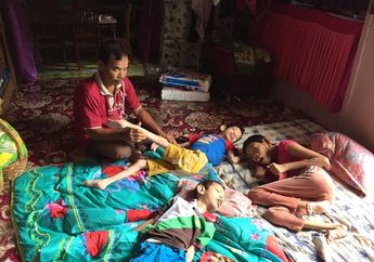 Pegang Teguh Wasiat sang Istri Sebelum Meninggal, Tukang Kayu Asal Kelantan Rawat 3 Anaknya yang Lumpuh Sendirian
