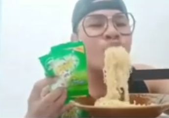Menantang Maut! Youtuber Ini Viral karena Makan Mi Instan Campur Detergen, Lihat Ekspresinya Setelah Makan!