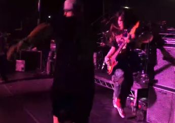 Simak nih Aksi Anak Robert Trujillo 'Metallica' Saat Jadi Bassist Suicidal Tendencies