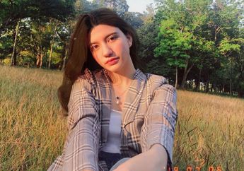 Tampil Manis Anti Ribet Pakai Outfit Plaid, Tiru 4 Gaya Cassandra Lee, Yuk!
