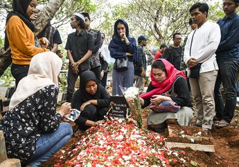 Derita Pilu Ibunda Korban Ricuh Demo DPR yang Meninggal Dunia Usai Koma 15 Hari. Foto Ratapannya di Pusara Sang Anak Bikin Trenyuh