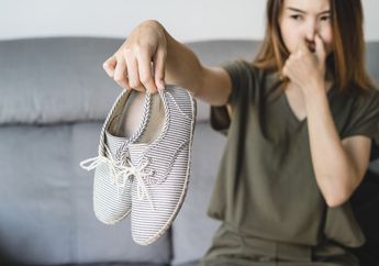 Bau Tidak Sedap pada Sepatu Bikin Malu Saat Bertamu? Moms Wajib Coba Membuat Racikan Rumahan Ini, Cuma Butuh #5MenitAja Kok!