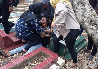 Tangis Histeris Ibunda Akbar Alamsyah, Korban Kerusuhan Demo yang Meninggal: Anak Saya Disiksa!