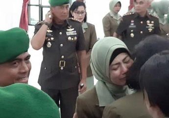Kontras dengan Sang Istri yang Banjir Air Mata, Senyum Kolonel Hendi saat Jabatannya Dicopot Jadi Sorotan, 'Itu Settingan'