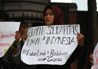 Tabur Bunga di Atas Seragam Sekolah, Begini Foto Aksi Emak-emak Demo di Depan Markas Besar Polisi. Apa yang Mereka Tuntut?