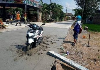 Entah Apa yang Merasukimu, Cewek Pakai Vario Terobos Jalanan Desa yang Sedang Dicor