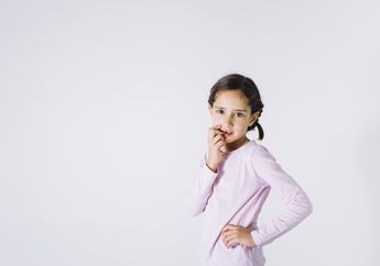 Anak Memiliki Kebiasaan Mengigit Kuku, Ketahui Penyebab dan Cara Ampuh Untuk Mengatasinya