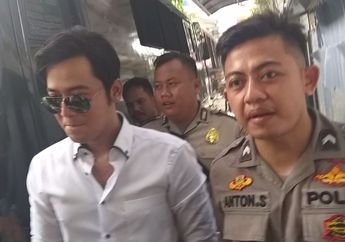 Jalani Sidang Lanjutan, Kriss Hatta Tampil Ganteng dan Modis Sambil Menyapa Fans