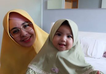 Unggah Foto Putri Kecilnya yang Tampak Manis dengan Hijab, Artis Cantik Ini tetap Bungkam Sosok Suami Ketiganya. Dia Pun Jatuh Bangun Lakoni Bisnis Ini Demi Sesuap Nasi
