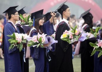 Makan Hati Karena Suaminya Digoda, Istri Sah Kirim Karangan Bunga dengan Pesan Menohok Kepada Sang Pelakor di Acara Wisuda. Malu Banget!
