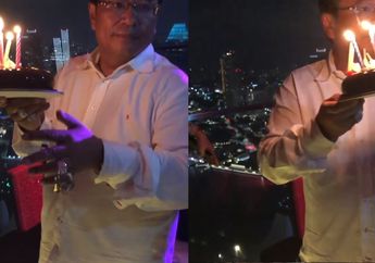 Tak Hanya Dapat Kue, Hotman Paris Kaget Sampai Tutup Muka Melihat Hadiah dari Asistennya "Wow, Merah"