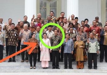 Geger Penampakan Tangan Pada Foto Perpisahan Jokowi dan Rombongan Menteri, Siapa Sosok yang Merangkul Pundak Presiden?