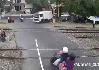 Watau! Terjang Palang Pintu Sampai Ambrol, Segini Loh Denda Kalau Nekat Terobos Perlintasan Kereta Api