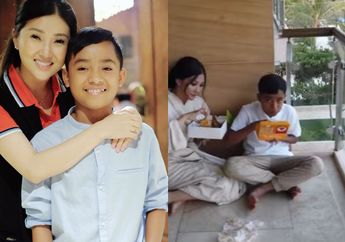 Tetap Sederhana, Sarwendah Tan dan Betrand Peto Tak Sungkan Makan Sambil Lesehan di Balkon Hotel