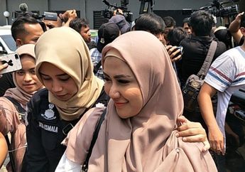 Tampil dengan Dandanan Lengkap dan Dibalut Hijab, Rey Utami Tiba di Kejaksaan Sambil Melempar Senyuman