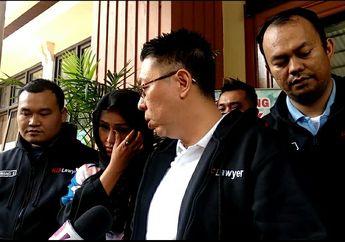 Serahkan Berkas Gugatas Cerai ke Pengadilan Agama, Ratu Meta Tak Kuasa Menahan Tangisnya